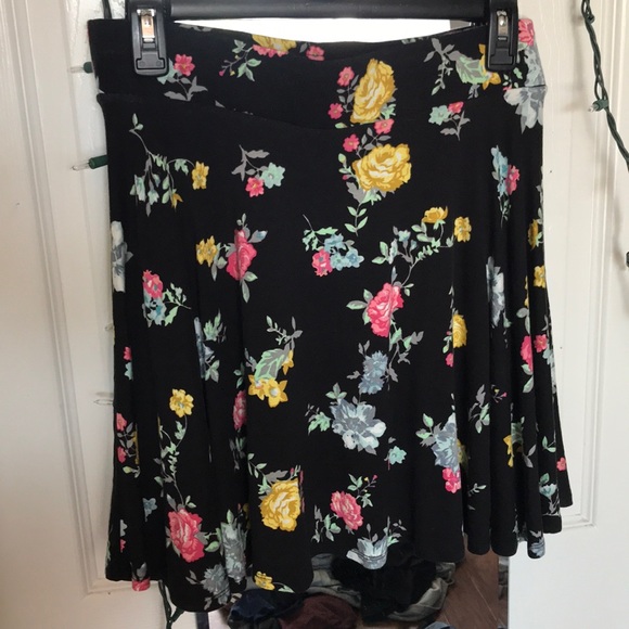 Black floral print skater skirt - Picture 1 of 3